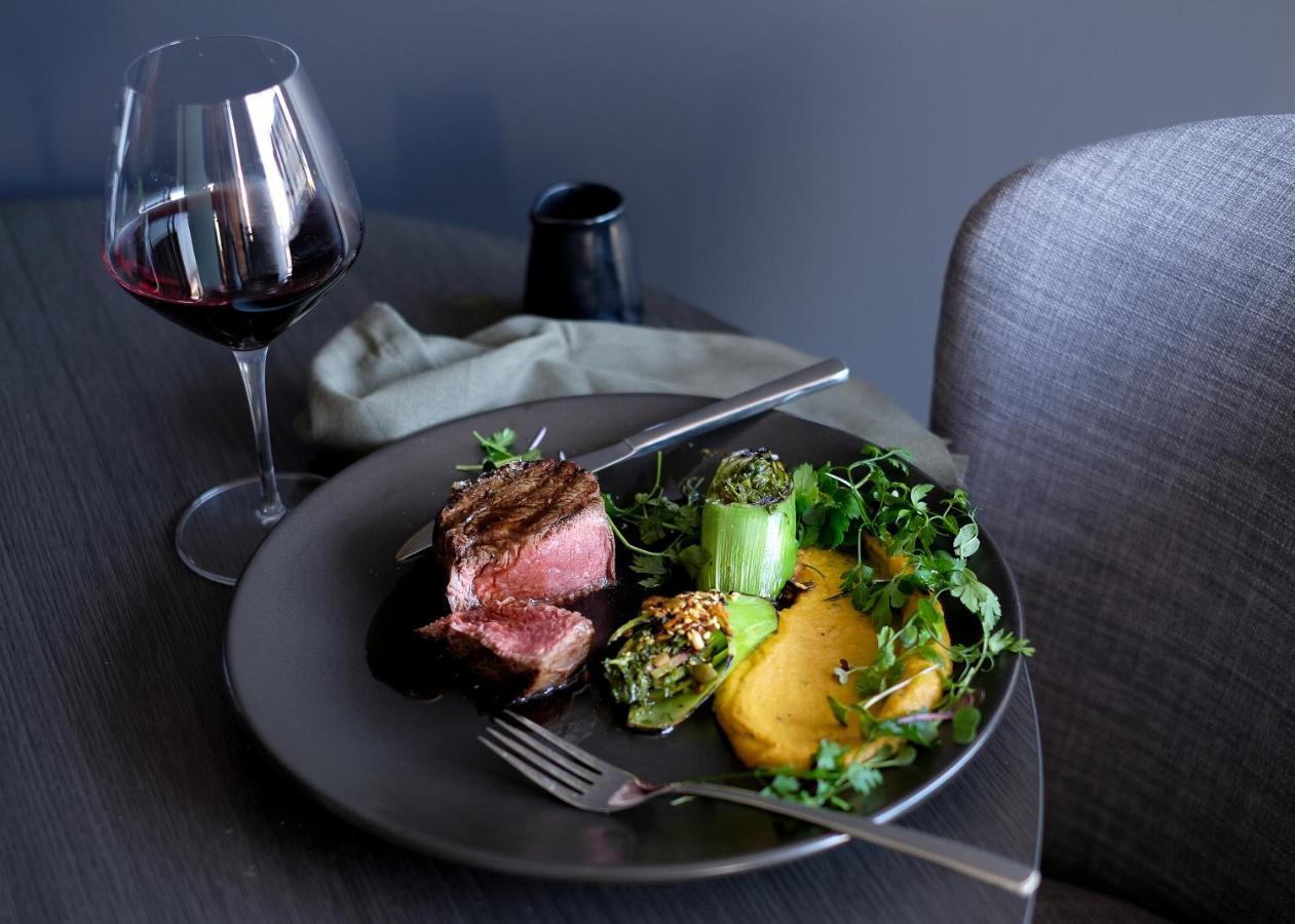 The Mayfair クライストチャーチ エクステリア 写真 A steak and wine dinner