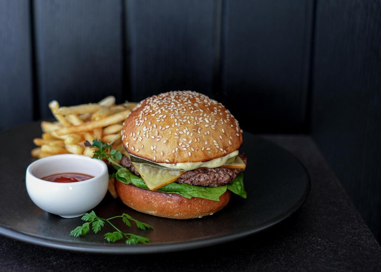The Mayfair クライストチャーチ エクステリア 写真 A cheeseburger with chips