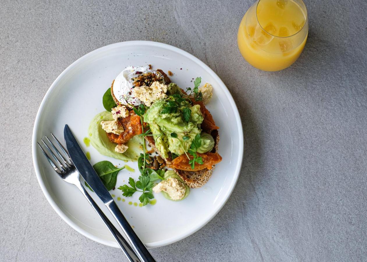 The Mayfair クライストチャーチ エクステリア 写真 Avocado and poached egg on toast